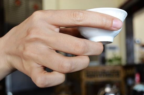 女士喝茶的手勢(shì)，女人正確喝茶手勢(shì)姿勢(shì)圖