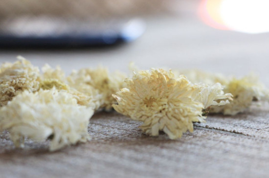 菊花茶買小朵還是大朵，泡茶用的小菊花和大菊花哪個(gè)好