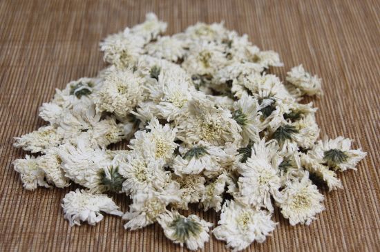 晚上可以喝菊花茶泡水嗎，睡覺(jué)前能不能喝菊花茶？