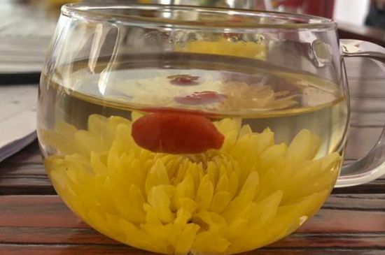 晚上可以喝菊花茶泡水嗎，睡覺(jué)前能不能喝菊花茶？