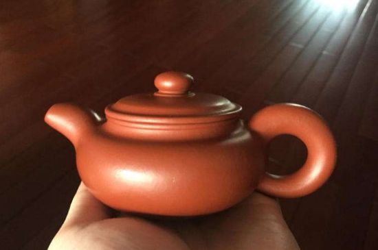 朱泥<a href=http://www.whyouxin.com/chaju/zisha/ target=_blank class=infotextkey>紫砂壺如何開壺</a>，朱泥壺日常泡茶養(yǎng)護(hù)