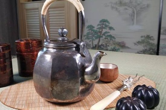 銀壺?zé)笏镉泻谏臇|西，為什么銀壺里有黑點(diǎn)