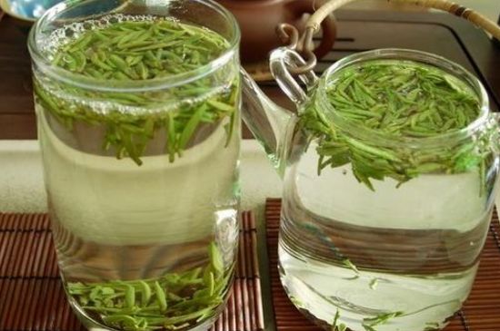 竹葉青和雀舌哪個貴，竹葉<a href=http://www.whyouxin.com/fenlei/wulongcha/ target=_blank class=infotextkey>青茶</a>貴嗎？