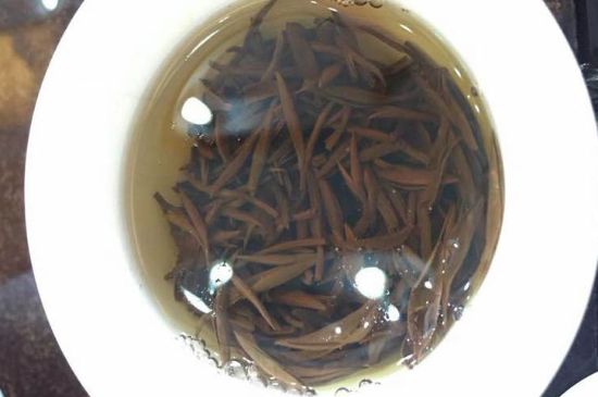 女人喝金駿眉的好處和壞處，女性喝金駿眉可減肥養(yǎng)顏