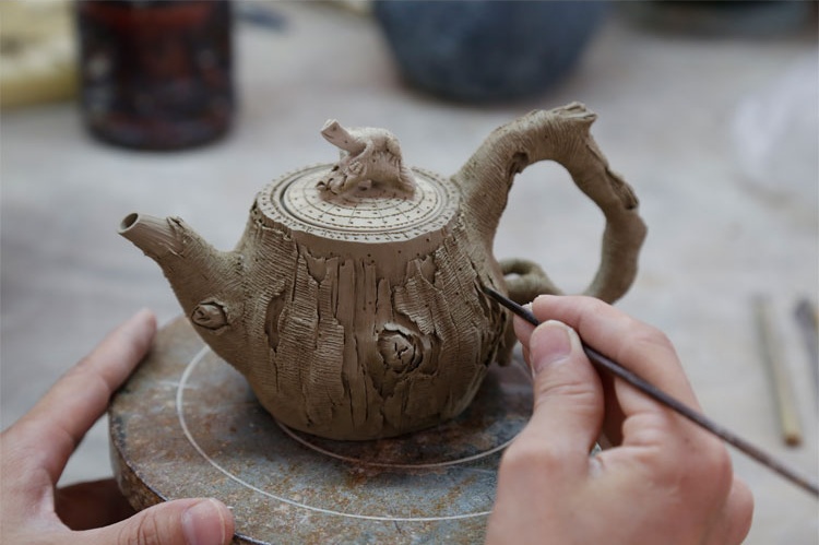 仿木外皮紫砂壺，創(chuàng)意木樁手工雕刻紫砂壺